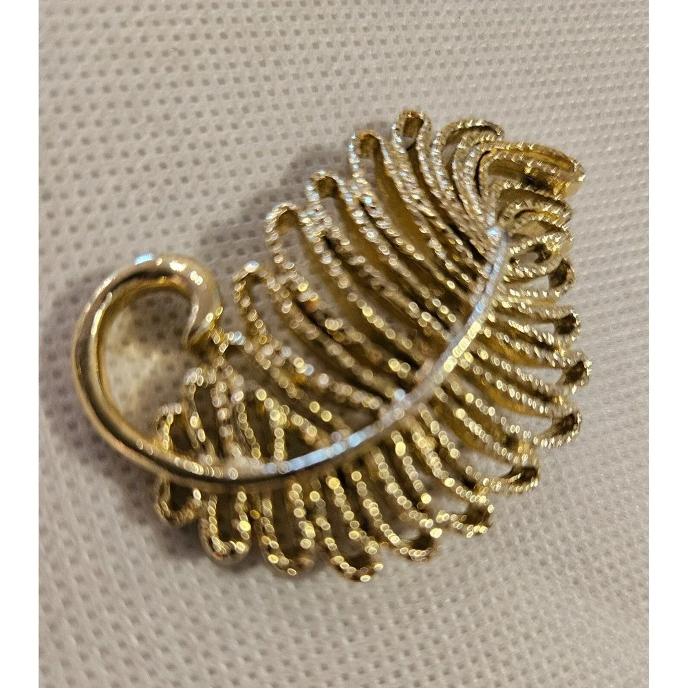 Vintage GERRYS  Gold Tone‎ Textured Large 2.2